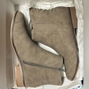 Like New Women’s size 9 LimeLight Ankle Boots - Taupe